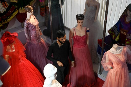 Des robes exposées dans un magasin à Kaboul le 2 septembre 2021. (Aamir Qureshi/AFP)