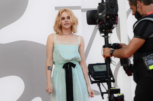 L'actrice américaine Kristen Stewart pose à son arrivée pour la projection du film "Spencer" présenté en compétition le 3 septembre 2021 lors de la 78e Mostra de Venise au Lido de Venise. Filippo MONTEFORTE / AFP