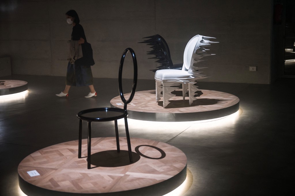 Salon du meuble de Milan : le designer Philippe Starck présente le fauteuil  Monsieur Dior, en hommage au couturier français