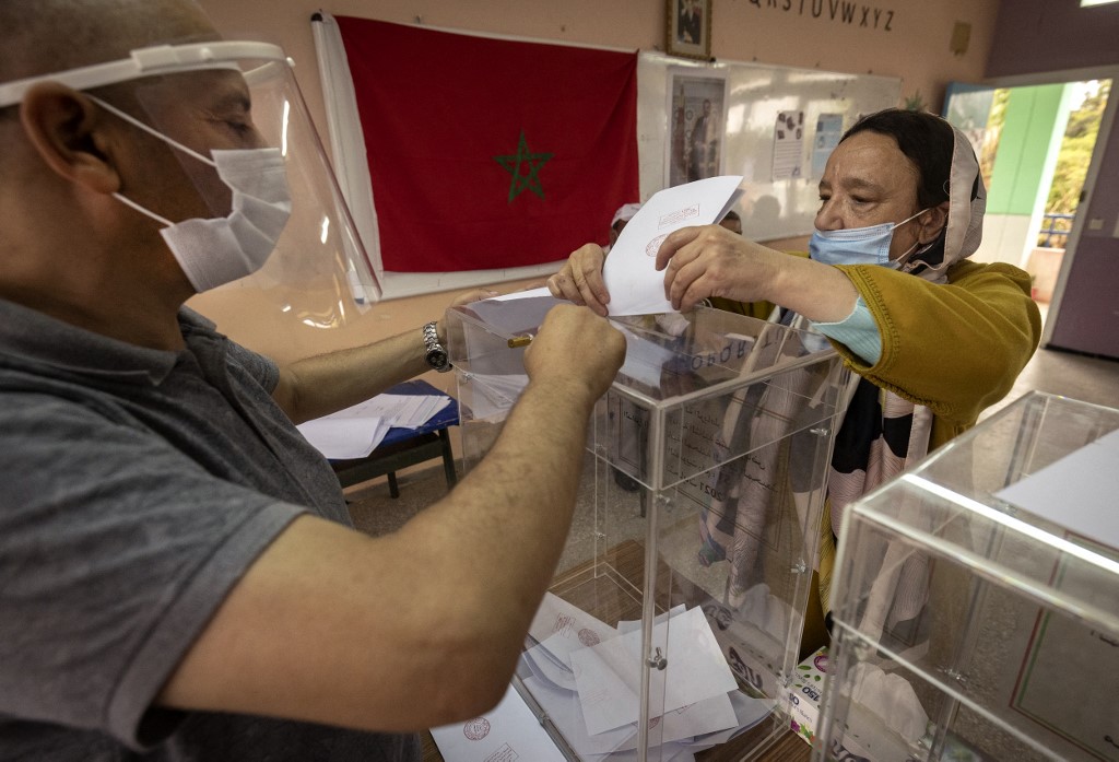 Un électeur vote lors des élections législatives et locales marocaines à Rabat, la capitale, le 8 septembre 2021. (Photo, AFP)