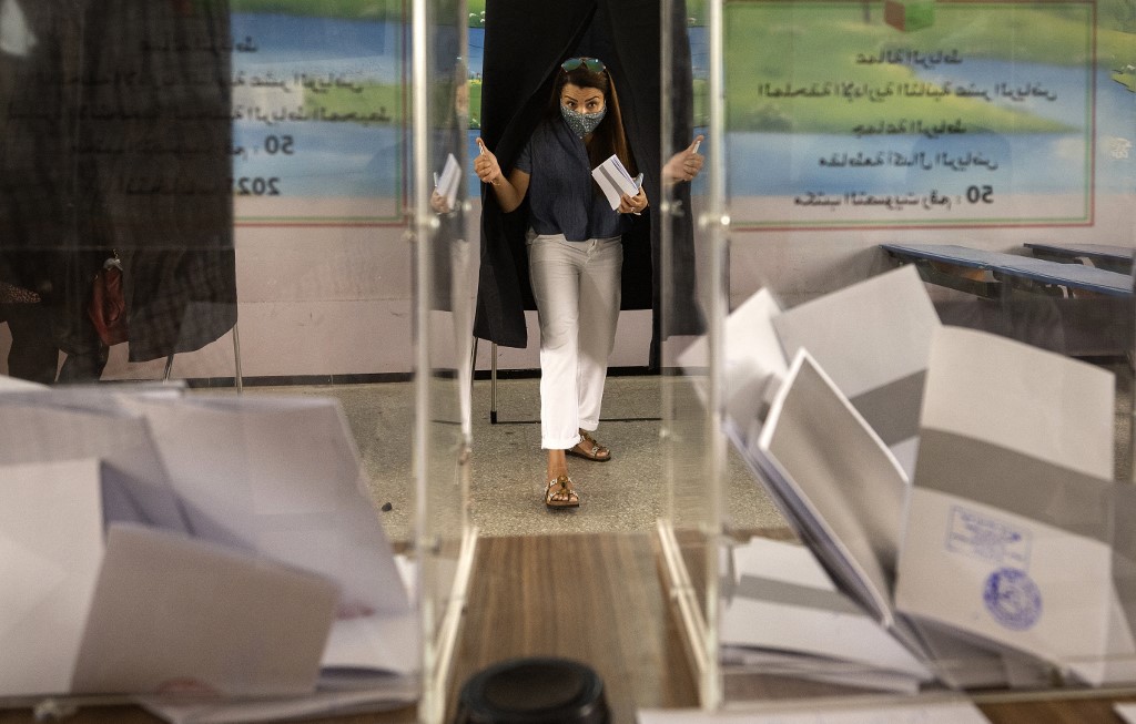 Un électeur se prépare à voter lors des élections législatives et locales marocaines à Rabat, la capitale, le 8 septembre 2021.