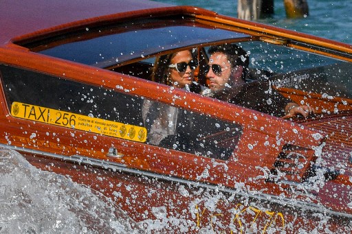 L'acteur américain Ben Affleck et l'actrice et chanteuse américaine Jennifer Lopez voyagent à bord d'un bateau-taxi vaporetto le 9 septembre 2021 après leur arrivée pour assister au 78e Festival du film de Venise à Venise. Filippo MONTEFORTE / AFP