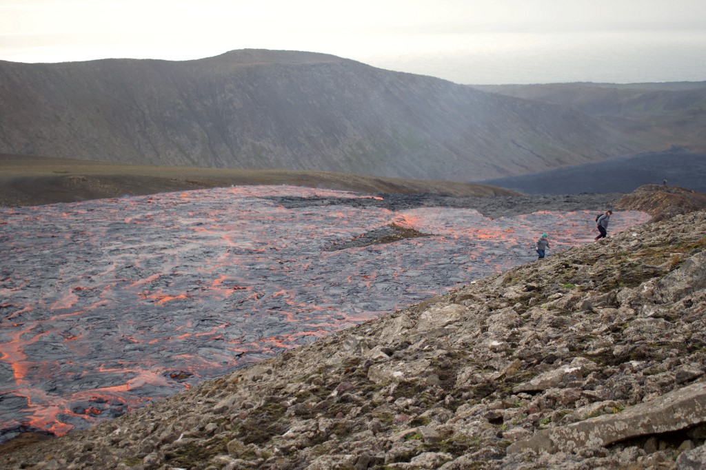 Une photo prise le 15 septembre 2021 montre un ruisseau de lave dans la vallée de Geldingadalir se dirigeant vers la vallée de Natthagi, au sud-ouest de la capitale islandaise Reykjavik.