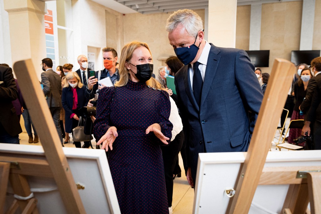 Le ministre français de l'Économie Bruno Le Maire (à droite) s'entretient avec la petite-fille de Pablo Picasso, Diana Widmaier Picasso, au musée Picasso à Paris, le 20 septembre 2021