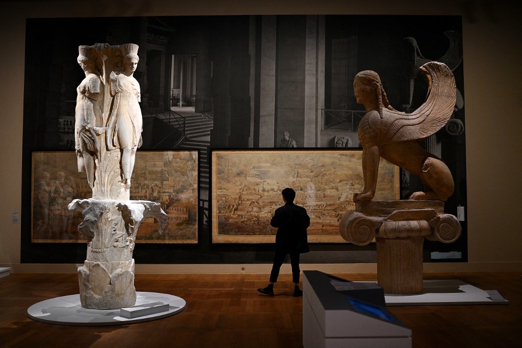 Un homme regarde des oeuvres lors d'un vernissage presse de l'exposition "Paris-Athènes. Naissance de la Grece moderne 1675-1919" au musée du Louvre à Paris le 24 septembre 2021.