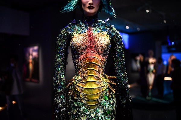 Vernissage de l’exposition « Thierry Mugler : Couturissime » au Musée des Arts Décoratifs à Paris le 28 septembre 2021. (Christophe Archambault/AFP)