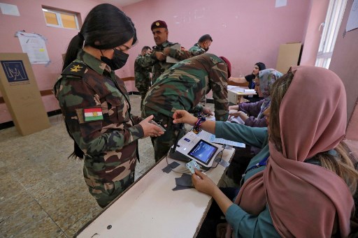 Des membres des forces de sécurité kurdes peshmergas ont voté pour les élections législatives à Arbil, la capitale de la région autonome kurde du nord de l'Irak, le 8 octobre 2021, deux jours avant le reste du pays. (Safin Hamed / AFP)