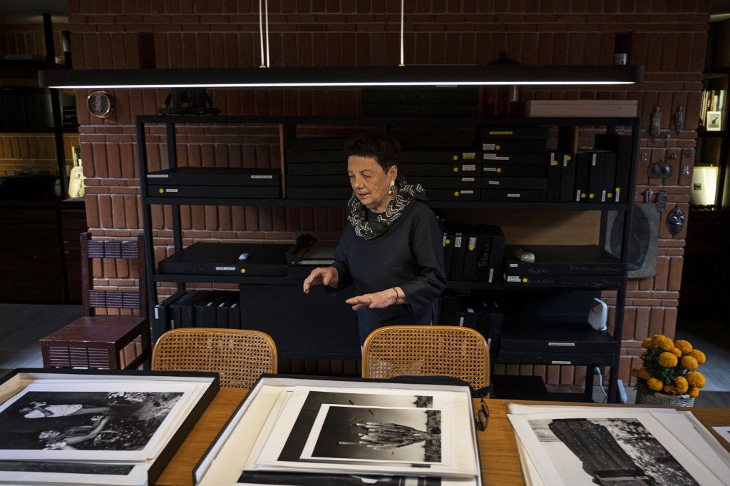 La photographe mexicaine Graciela Iturbide montre ses photos dans son studio conçu par l'architecte mexicain Mauricio Rocha à Mexico, le 22 octobre 2021. (Photo, AFP)