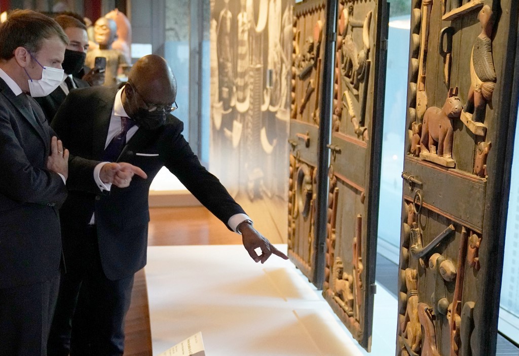 Le président français Emmanuel Macron regarde les portes du palais du roi Glélé du Bénin exposées au musée du quai Branly avant d'être expédié vers le pays d'Afrique de l'Ouest plus tard ce mois-ci, à Paris le 27 octobre 2021. (Photo, AFP)