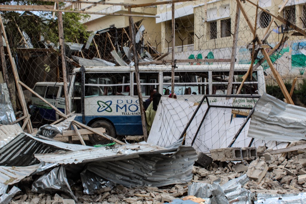 Vue générale d'un bâtiment détruit de l'école primaire et secondaire de Mocaasir sur le site de l'explosion d'une bombe à Mogadiscio, en Somalie, le 25 novembre 2021.