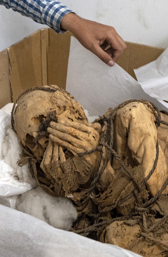 Photo de la momie découverte avec le visage couvert avec ses mains. (Photo, AFP)