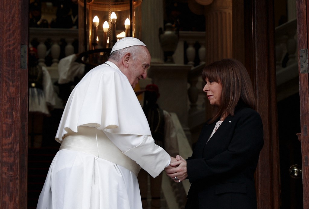 Le pape François rencontre la présidente grecque Katerina Sakellaropoulou au palais présidentiel à Athènes le 4 décembre 2021