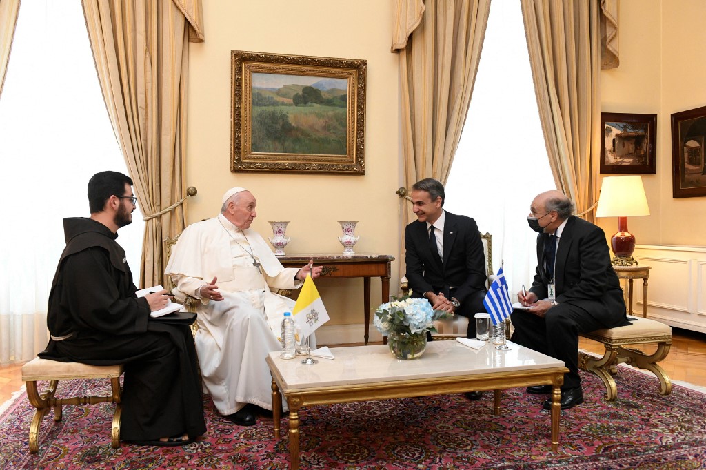 Le pape François rencontre le Premier ministre grec Kyriakos au palais présidentiel à Athènes. (Photo, AFP)