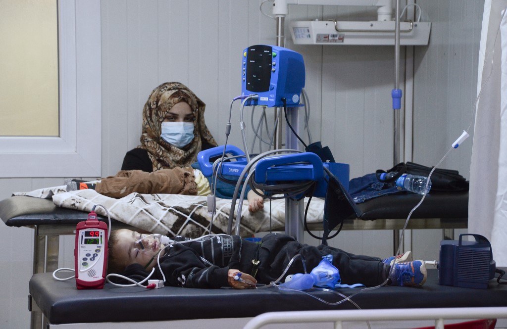 Des enfants sont soignés à l'hôpital de Naplouse, géré par Médecins sans frontières (MSF), à Mossoul, dans le nord de l'Irak, le 16 décembre 2021.(AFP)