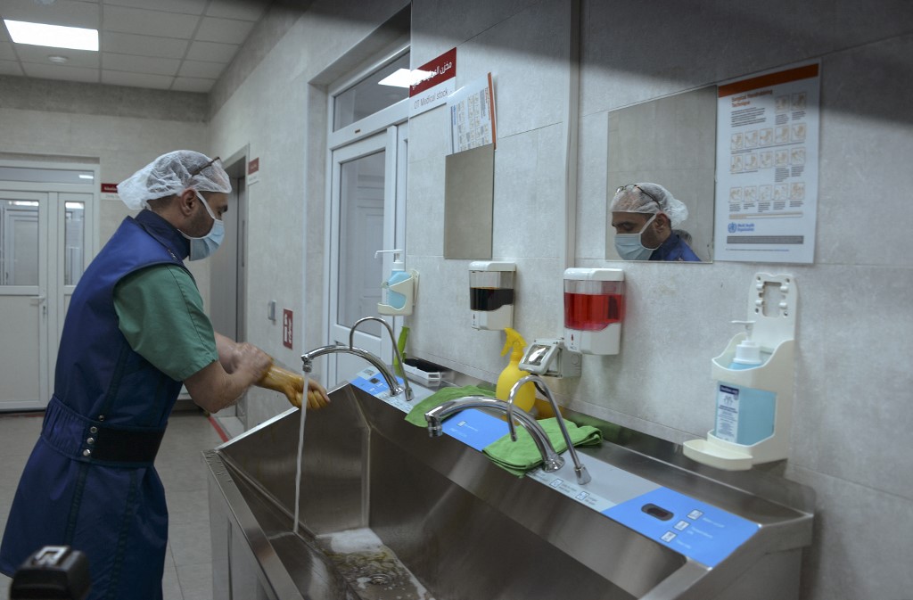 Un infirmier se désinfecte les mains à l'hôpital Al-Wahda, ouvert par Médecins sans frontières (MSF) en 2018, à Mossoul, dans le nord de l'Irak, le 16 décembre 2021.(AFP)