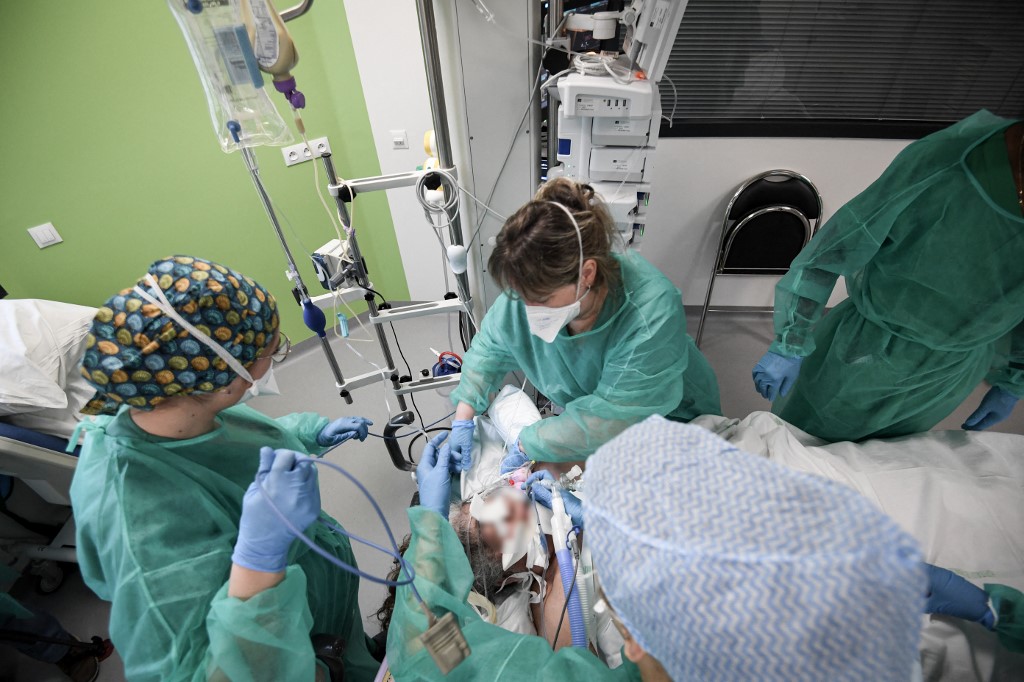 Des infirmières soignent un patient Covid-19 au service de réanimation de l'hôpital Delafontaine AP-HP à Saint-Denis, en région parisienne, le 29 décembre 2021.(AFP)