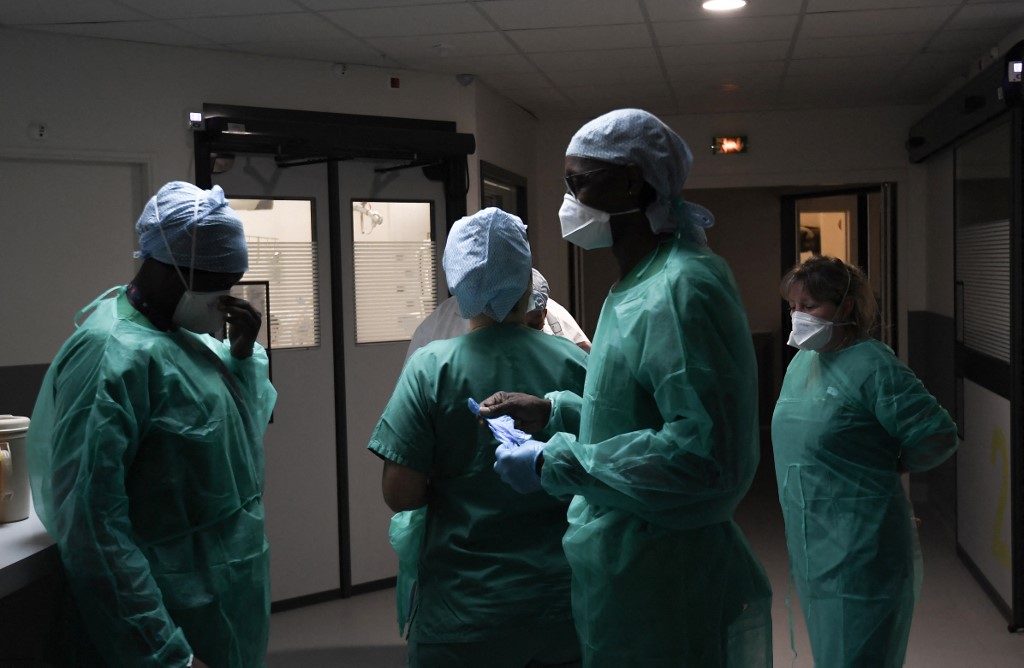 Des infirmières travaillent dans une unité de soins intensifs Covid-19 de l'hôpital Delafontaine AP-HP à Saint-Denis, en région parisienne, le 29 décembre 2021.(AFP)