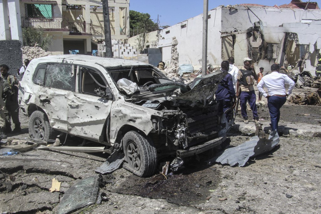 Une vue générale de la scène de l'explosion d'une voiture piégée à Mogadiscio le 12 janvier 2022 où au moins six personnes ont été tuées et plusieurs autres blessées dans l'énorme explosion qui a dévasté la zone le long de la route du 21 octobre.