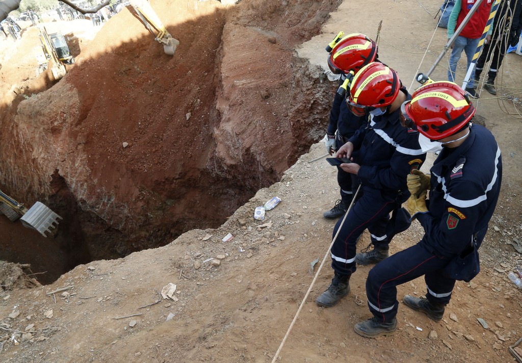 Des membres de la défense civile marocaine travaillent pour sauver Rayan, dans la province rurale de Chefchaouen, le 3 février 2022. (Photo, AFP)