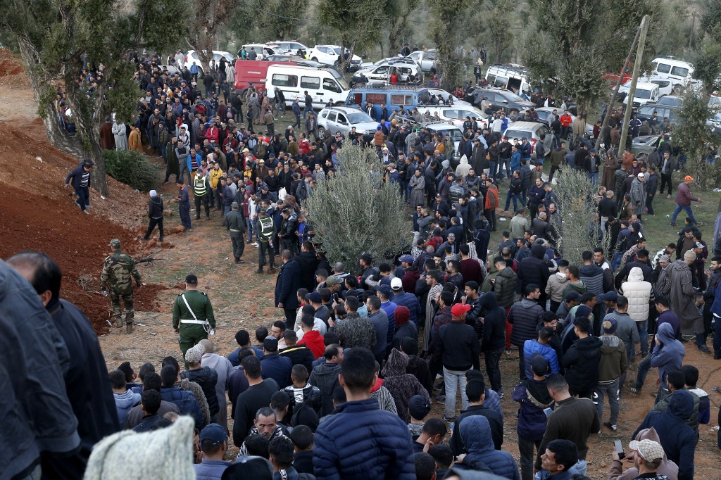 Des gens se rassemblent alors que des membres de la défense civile marocaine travaillent pour sauver Rayan, le 3 février 2022. (Photo, AFP)