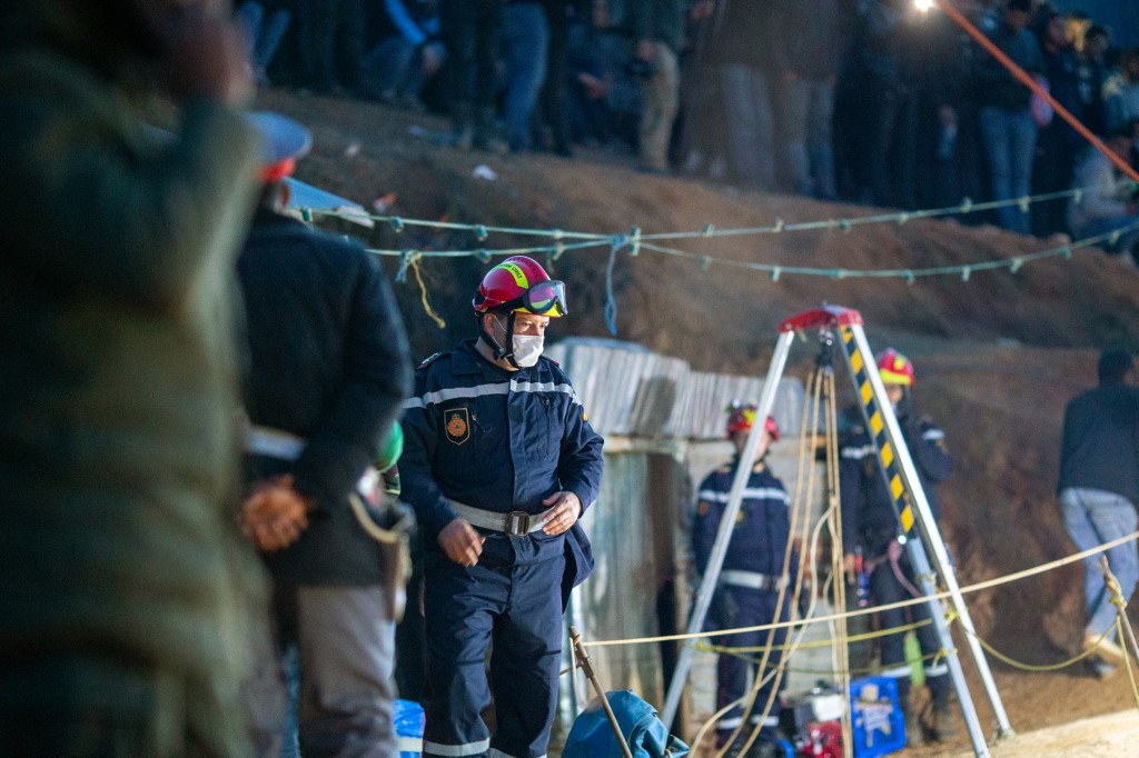 Les autorités marocaines et les pompiers travaillent pour sauver Rayan, dans la province rurale de Chefchaouen, au nord du Maroc, le 3 février 2022. (Photo, AFP)