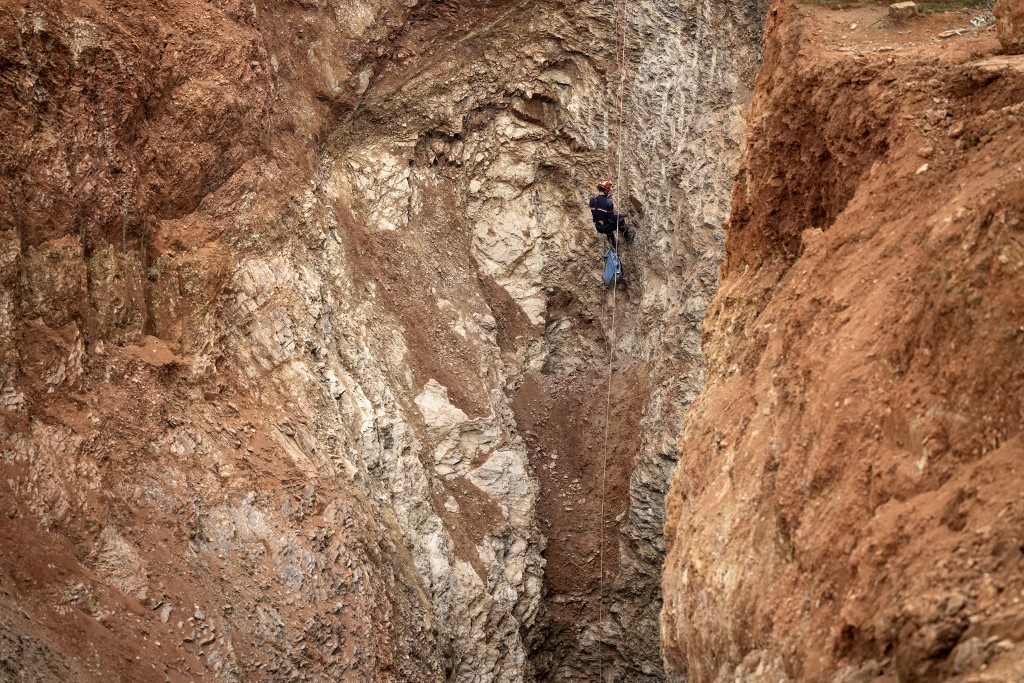 Un membre de l'équipe des secours travaille durant l'opérationn de sauvetage de Rayan d'un puits dans lequel il est tombé, dans la province rurale de Chefchaouen, le 4 février 2022. (Photo, AFP)
