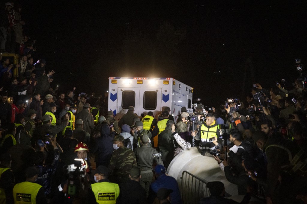 Les gens regardent une ambulance s'éloigner de la scène où les équipes de secours ont travaillé pour retirer Rayan Oram, cinq ans, à Chefchaouen, le 5 février 2022. (Photo, AFP)
