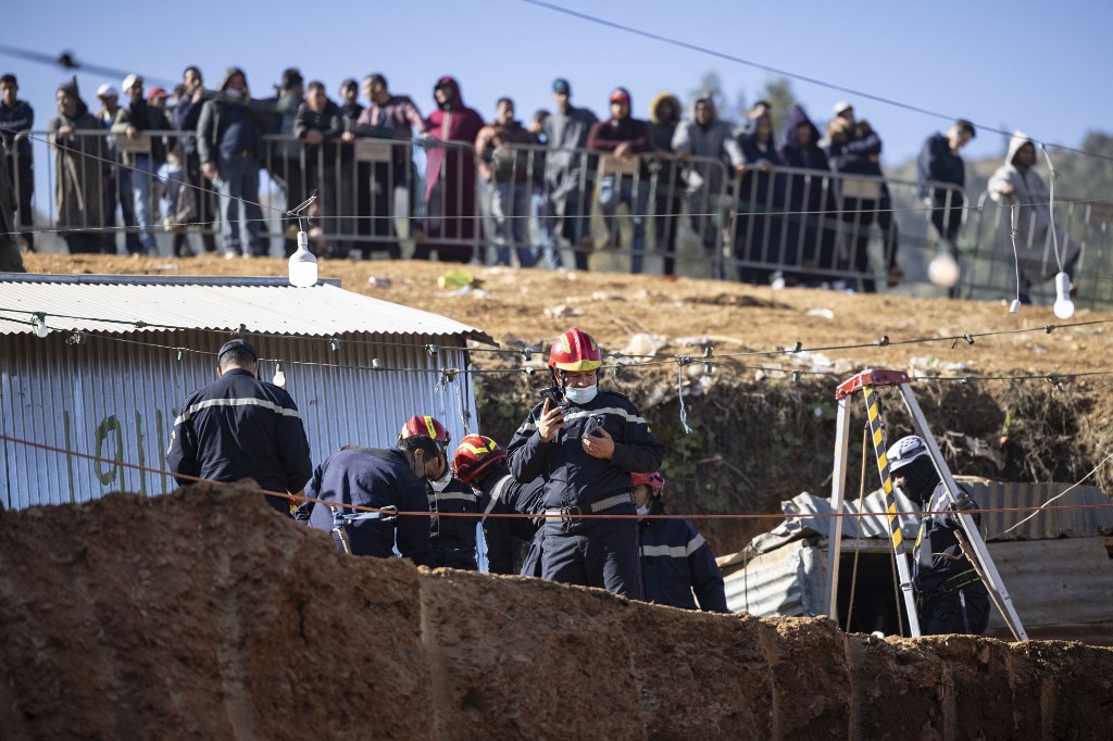 Les gens regardent les équipes des services d'urgence marocains travailler au sauvetage de Rayan, le 5 février 2022. (Photo, AFP)