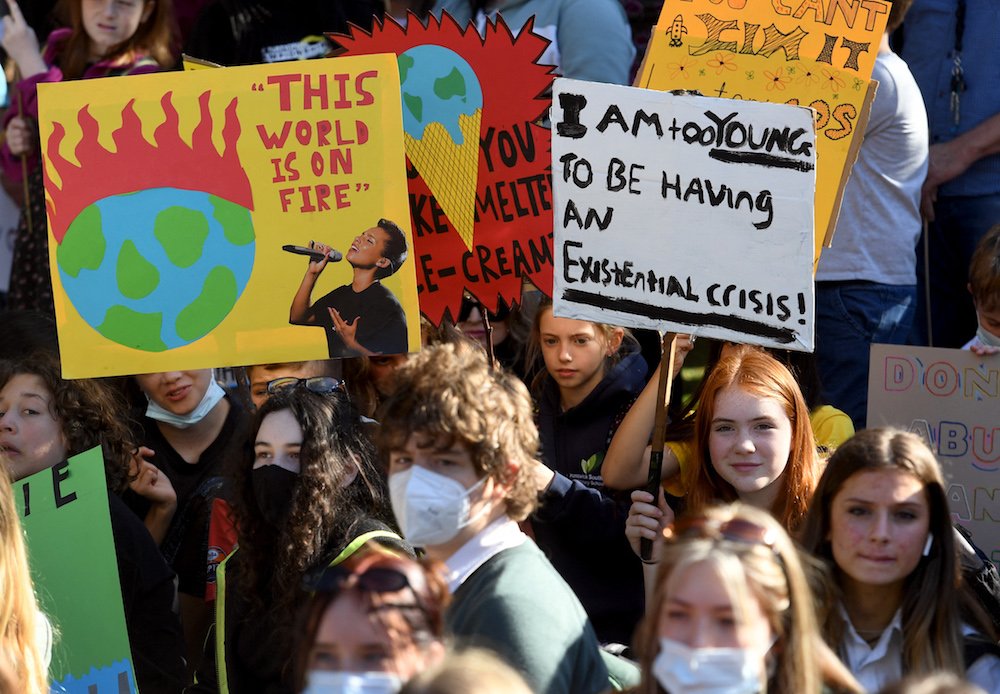 Des élèves brandissant des pancartes lors d'un rassemblement sur le thème « School Strike 4 Climate » au cours d'une grève massive dans les écoles pour lutter contre le changement climatique, à Melbourne, le 21 mai 2021. (AFP/File Photo)