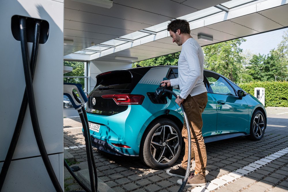 Un employé branche une voiture électrique Volkswagen (VW) ID.3 à un poste de chargement appartenant au constructeur automobile allemand Volkswagen, sur le site de production « Glassy Manufactory » (Glaeserne Manufaktur) à Dresde. (AFP/File Photo)