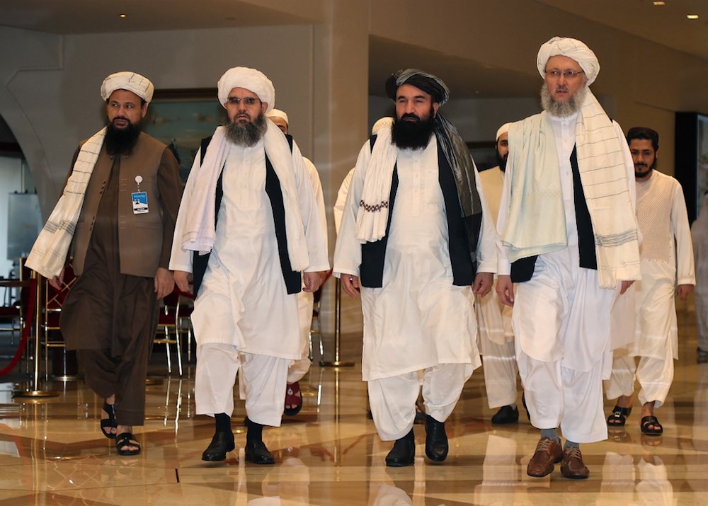Accompagné des responsables talibans (de gauche à droite), Amir Khan Muttaqi, Shahabeddine Delawar et Abdel Latif Mansour, le chef de la délégation des Talibans, Abdel Salam Hanafi (à droite) se promène dans le hall d'un hôtel lors des négociations à Doha, la capitale du Qatar, en août 2021. (AFP/File Photo)