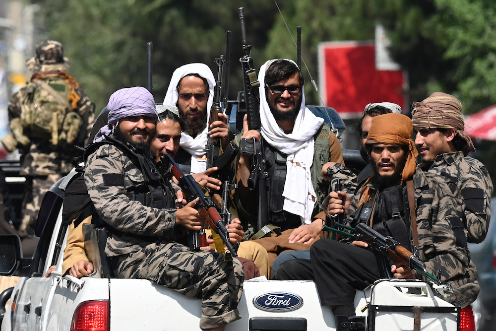 Des combattants talibans patrouillent le long d'une rue de Kaboul, le 2 septembre 2021. (AFP)