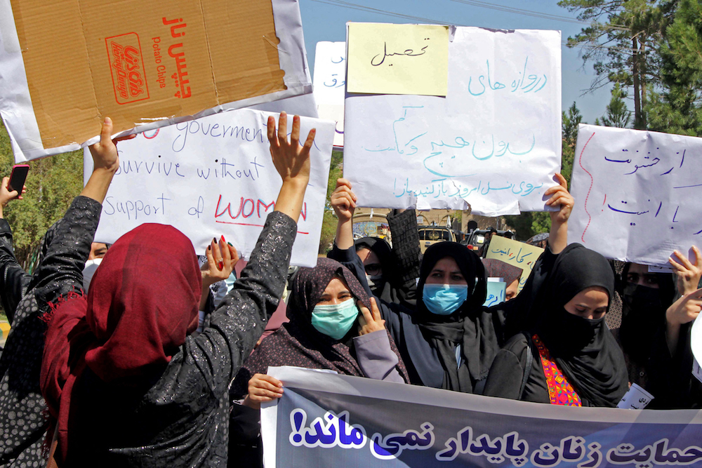 Le 2 septembre, des femmes afghanes ont organisé une manifestation inédite pour affirmer qu'elles accepteraient le port de la burqa si le régime taliban permettait à leurs filles d'aller à l'école. (AFP/File Photo)