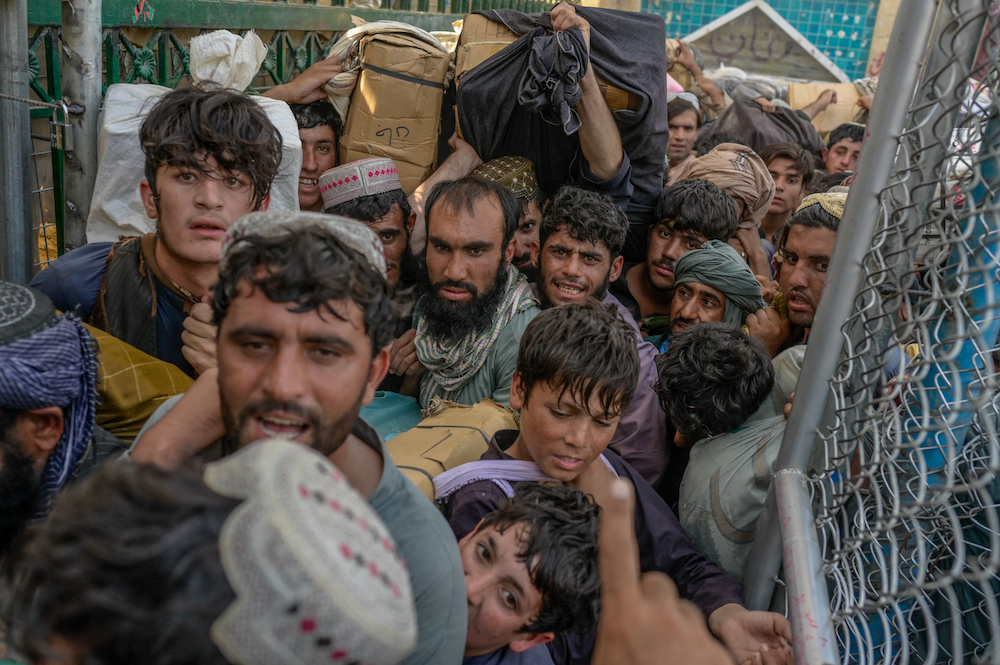 Des milliers d'Afghans fuient la misère dans leur pays et se dirigent vers la frontière sud avec le Pakistan, mais les Talibans les arrêtent. (AFP)