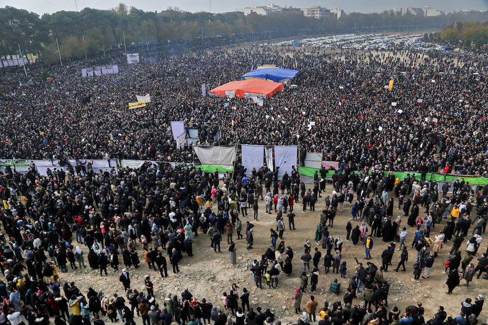 Les Iraniens manifestent pour exprimer leur colère, à la suite de l’assèchement de la rivière vitale de leur province, en raison de la sécheresse et du détournement des eaux, dans la ville centrale d’Ispahan, en novembre. (AFP)