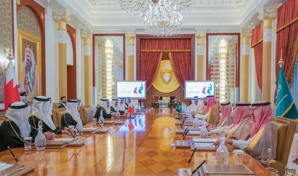 Le prince héritier du royaume de Bahreïn, Salmane ben Hamad, à gauche, avec le prince héritier d’Arabie saoudite, Mohammed ben Salmane, et sa délégation, lors d’une réunion dans la capitale, le 9 décembre 2021. (Agence de presse du royaume de Bahreïn via AFP)