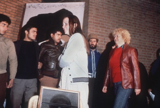 Deux femmes du deuxième groupe d'otages de l'ambassade américaine à Téhéran tiennent une conférence de presse le 19 novembre 1979, deux jours après que l'ayatollah Khomeini a ordonné la libération de toutes les femmes et des otages noirs américains