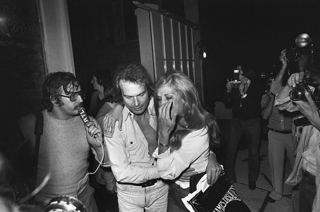 La chanteuse Dalida, entourée de journalistes et de photographes de presse, pleure le 23 juillet 1976 à Paris alors qu'elle retrouve son petit ami Richard Chanfret alias comte de Saint-Germain après sa sortie de prison. Chanfret a été emprisonné le 30 juin 1976 après avoir blessé le petit ami de la femme de chambre de Dalida. (AFP)