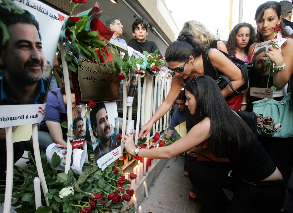 Des journalistes libanais allument des bougies et déposent des roses sur les lieux du meurtre du journaliste anti-syrien Samir Kassir à Beyrouth le 9 juin 2005 (Photo, AFP).