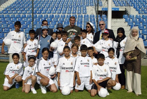 20 garçons algériens dont les parents ont été perdus lors du tremblement de terre en Algérie invités par la Fondation Real Madrid à venir à Madrid le 24 juillet 2003 (AFP / Fichier Photo)