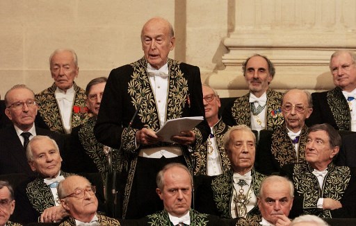 L'ancien président de la République Valéry Giscard d'Estaing prononce un éloge de l'ancien président sénégalais, Léopold Sédar Senghor, le 16 décembre 2004 à l'Académie française à Paris, lors de son entrée officielle sous la Coupole (Photo, AFP/ Archives)