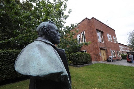 Une photo prise le 4 octobre 2009 de la statue d'Alfred Nobel à l'Institut Karolinska de Stockholm, où une semaine d'annonces Nobel débutera le 5 octobre. Certains sont réveillés par un appel téléphonique au petit matin ou le pilote d'un avion ils sont en train d'émerger pour leur dire, mais pour la plupart des lauréats du prix Nobel, la nouvelle du triomphe est une grande surprise. (AFP)