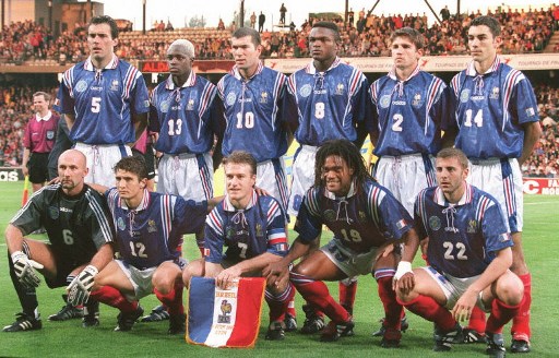 Photo prise le 03 juin 1997 à Lyon, de l'équipe de France de football, qualifiée pour la Coupe du monde 1998 en tant que pays organisateur. (Debout, de G à D: Laurent Blanc, Ibrahim Ba, Zinedine Zidane, Marcel Desailly, Vincent Candela, Robert Pires; accroupis, Fabien Barthez, Bixente Lizarazu, Didier Deschamps, Christian Karembeu et Florian Maurice) (Photo fichiers, AFP)