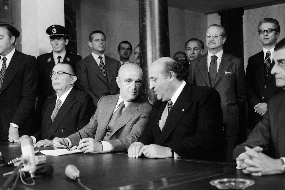 Le Premier ministre grec Constantin Caramanlis (L) et son homologue turc Suleyman Demirel (R) s'entretiennent lors d’un sommet gréco-turc, le premier depuis la fin de la guerre de Chypre au Palais d'Egmont à Bruxelles, Belgique, le 31 mai 1975, principalement pour résoudre le conflit entre les deux pays sur le problème chypriote. (AFP/Fichier Photo)