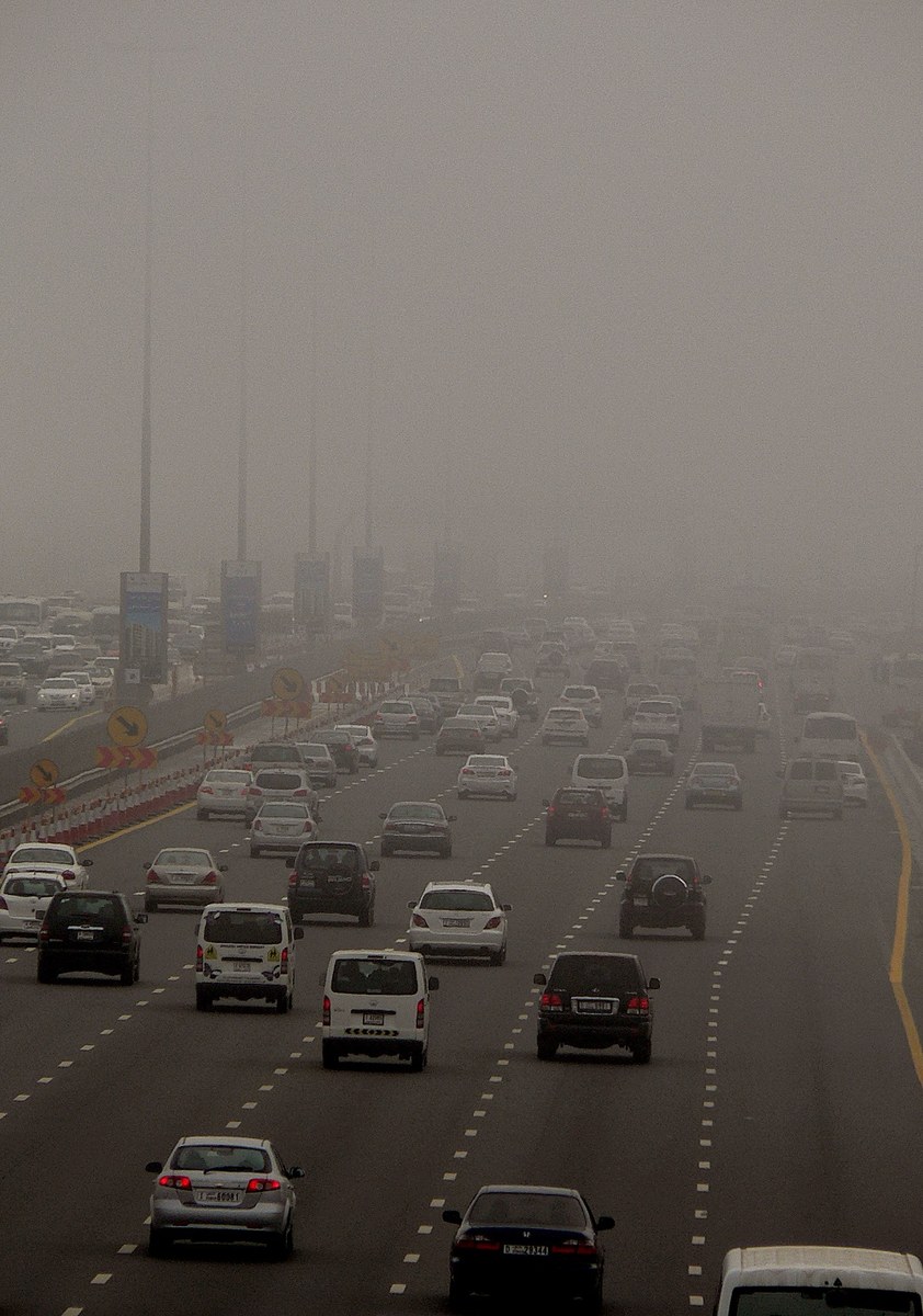 Ces automobilistes, sur l’artère principale de Dubaï, la Sheikh Zayed Road, engloutie par une tempête saisonnière de sable et de poussière, disposent d’une bien faible visibilité. (AFP)