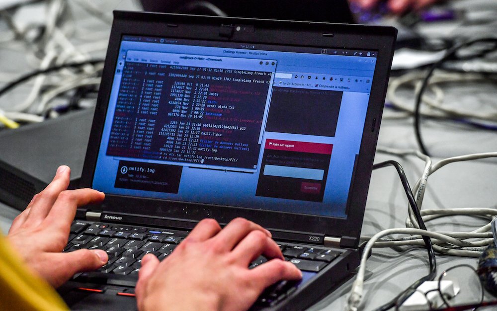 Une personne travaillant sur un ordinateur lors du 10e  Forum international de la cybersécurité à Lille le 23 janvier 2018 (AFP / Fichier Photo)