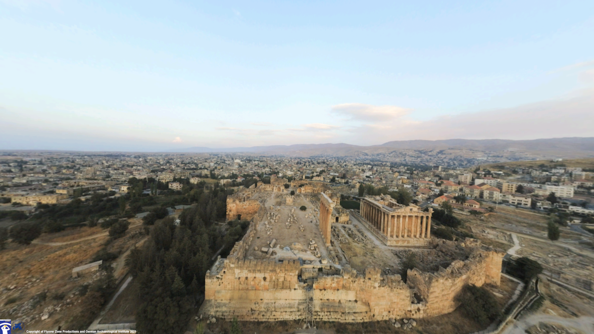 Le graphisme de «Baalbek Reborn» s’est inspiré du livre de l’archéologue allemand du XXe siècle, Theodore Wiegand, documentant ses découvertes à Baalbek. (Photo Fournie)