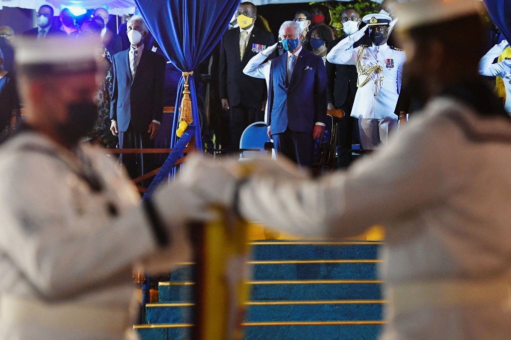 Le prince Charles, prince de Galles, regarde le drapeau britannique Royal Standard être plié après avoir été abaissé lors de la cérémonie d'investiture présidentielle à Heroes Square le 29 novembre 2021 à Bridgetown, à la Barbade