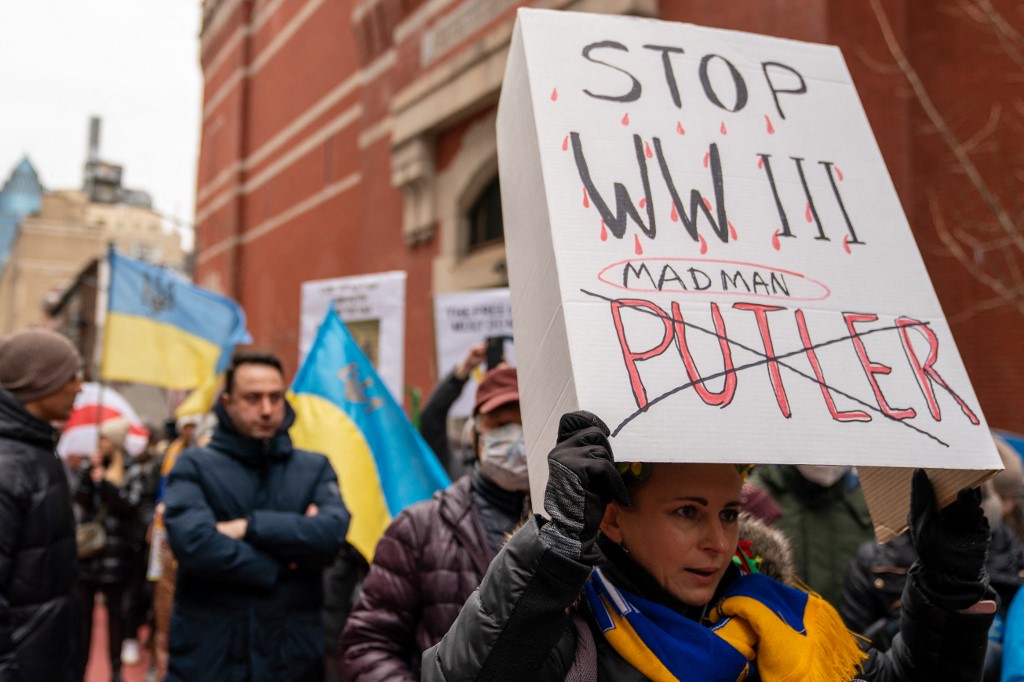 Les gens se rassemblent lors d'une manifestation dénonçant l'invasion russe de l'Ukrainer, le 24 février 2022 à New York. (Photo, AFP)
