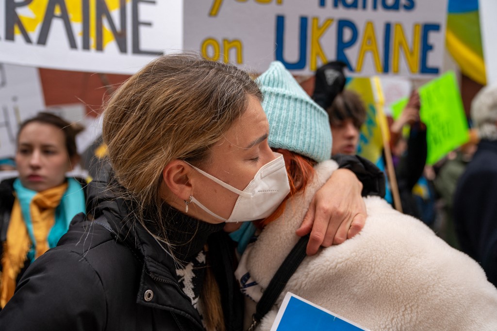 Deux personnes s'embrassent en pleurant lors d'un rassemblement "Stand With Ukraine" le 24 février 2022 à New York. (Photo, AFP)